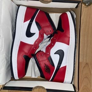 Jordan 1 Mid Chicago Black Toe